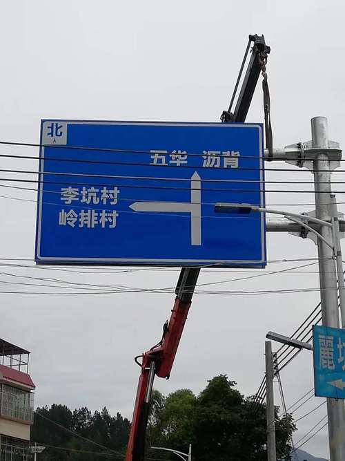 按国标要求制作的高速公路交通指路标志牌